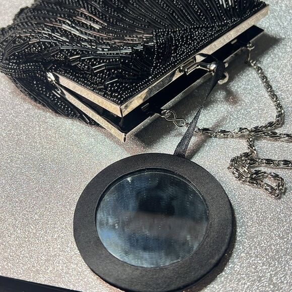 Beautiful Vintage Clam Shell Beaded Bag with Silver Chain. P20 - Picture 3 of 5